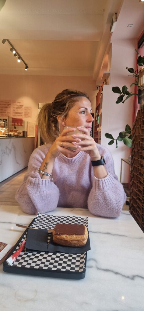Elke Meuris aan tafel met een drankje